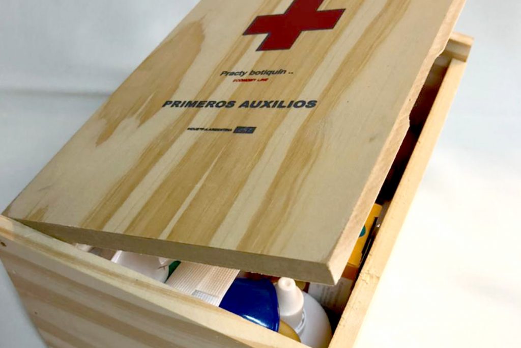 Botiquín 257. Línea económica de madera